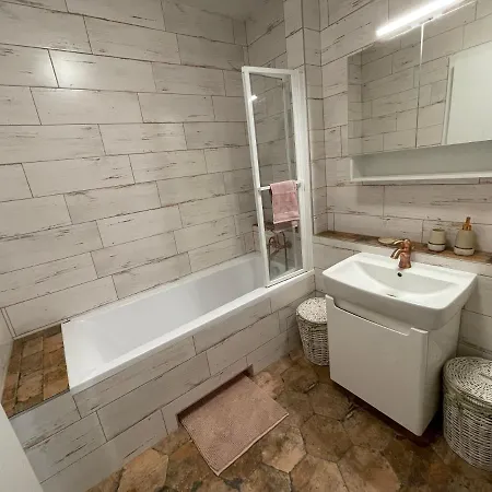 Modern And Quiet With Air Conditioning And Private Parking * Kassa