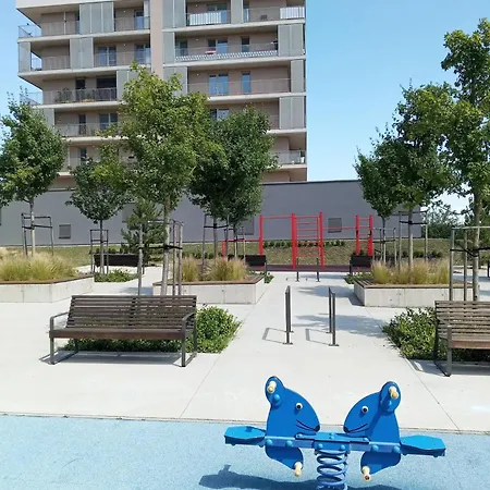 Modern And Quiet With Air Conditioning And Private Parking Apartman