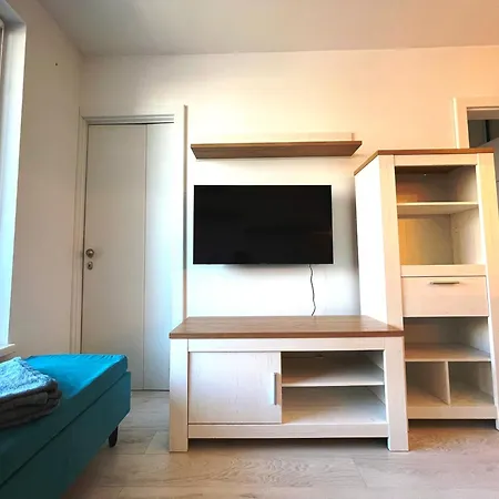 Designer Near Old Town With Ac, Private Parking, Loggia