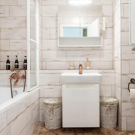 Designer Near Old Town With Ac, Private Parking, Loggia Apartmán