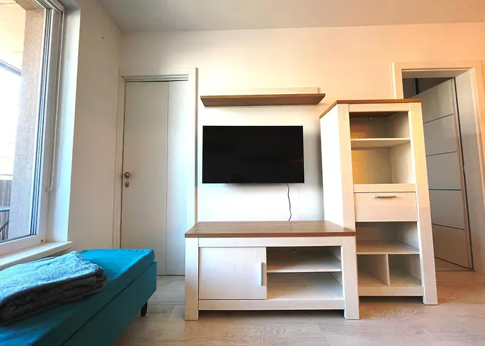 Designer Apt Near Old Town With Ac, Private Parking, Loggia