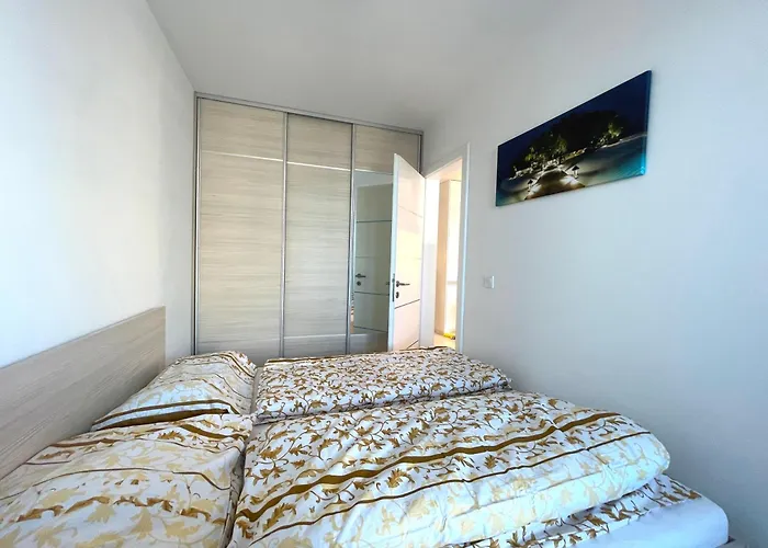 Designer Near Old Town With Ac, Private Parking, Loggia *